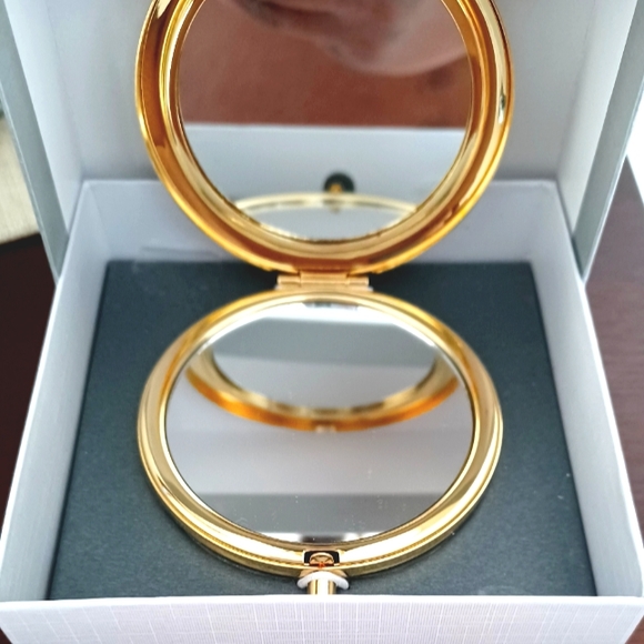 NWT* LARGE GOLD MIRROR COMPACT! - Picture 3 of 6